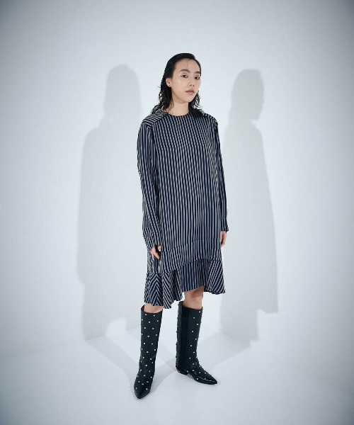 トーガ プルラ×ステュディオス、メタルパーツを施したハイウエストパンツやストライプのミニドレスなどコピー