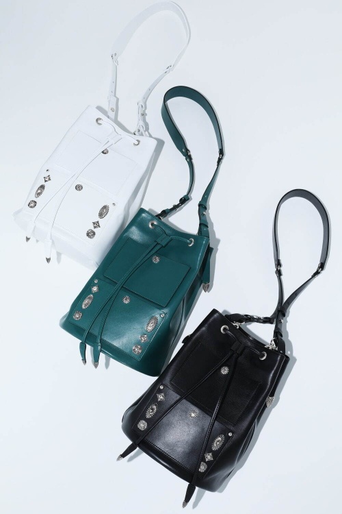 TOGAの2023年秋冬バッグ&アクセサリー、メタルコンチョを並べたポーチやヘッドバンドコピー TOGAの2023年秋冬バッグ&アクセサリー、メタルコンチョを並べたポーチやヘッドバンドコピー