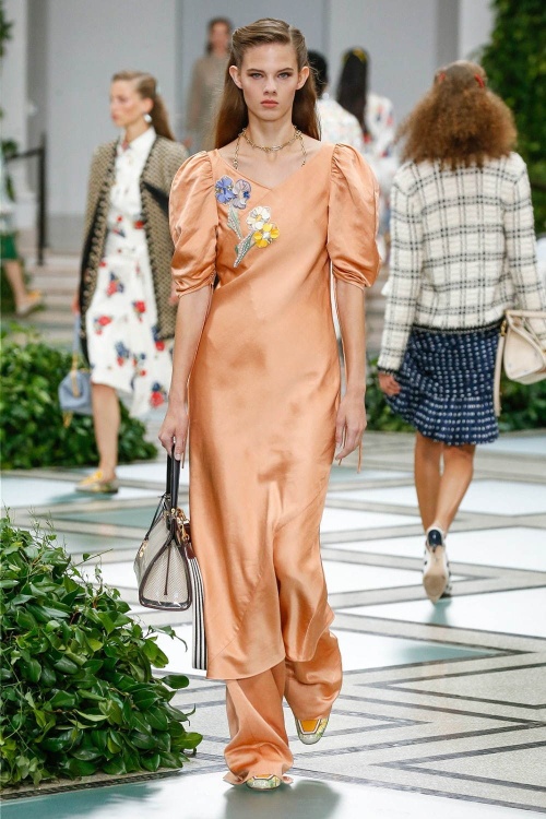 トリー バーチ 2020年春夏コレクション - ダイアナ妃にオマージュを捧げてコピー トリー バーチ 2020年春夏コレクション - ダイアナ妃にオマージュを捧げてコピー