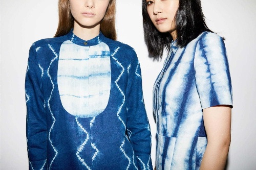 トリー バーチ×藍染工房「ブアイソウ」銀座限定コレクション、タイダイのロングシャツドレス＆チュニック