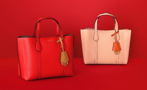 トリー バーチのクリスマスに向けたバッグ＆ウォレット、ハートのパッチワークや鮮やかカラーでコピー