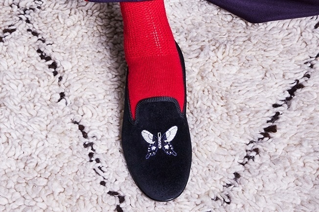 トリッカーズ“バタフライ刺繍”を施したベルベットスリッパ、オールブラックのアークネッツ別注モデル