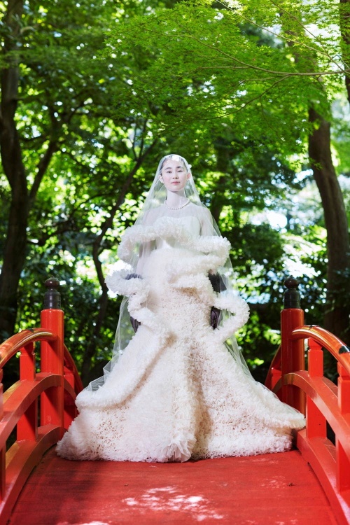 トモ コイズミのウェディングドレス、伝統的な日本の花嫁衣装が着想源コピー トモ コイズミのウェディングドレス、伝統的な日本の花嫁衣装が着想源コピー