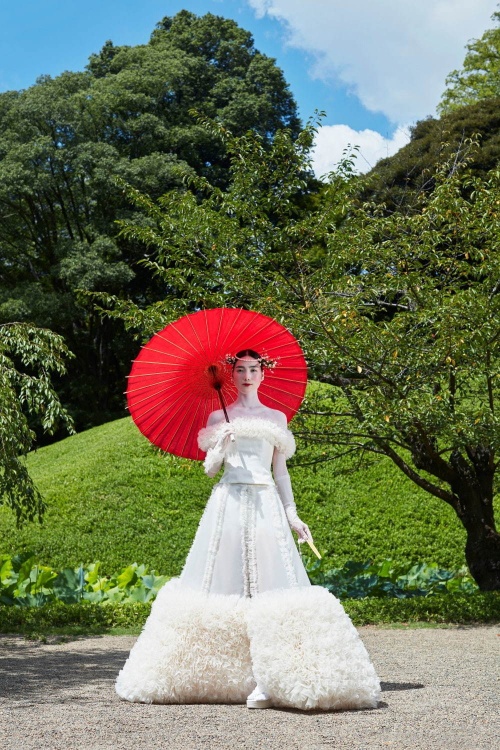 トモ コイズミのウェディングドレス、伝統的な日本の花嫁衣装が着想源コピー トモ コイズミのウェディングドレス、伝統的な日本の花嫁衣装が着想源コピー