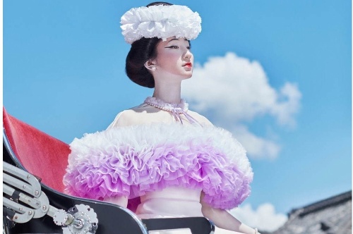 トモ コイズミのウェディングドレス、伝統的な日本の花嫁衣装が着想源