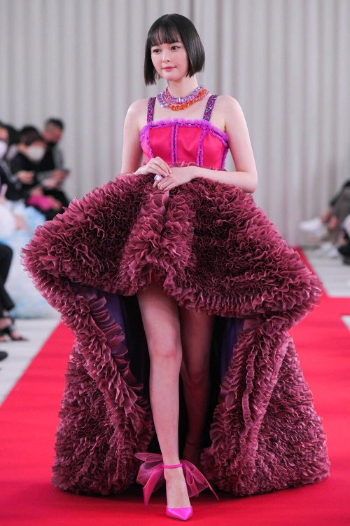 トモ コイズミ2023年コレクション - 玉城ティナや大島優子らが登場した“憧れのレッドカーペット”コピー