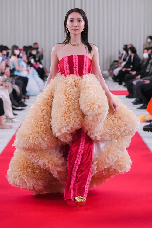 トモ コイズミ2023年コレクション - 玉城ティナや大島優子らが登場した“憧れのレッドカーペット”コピー