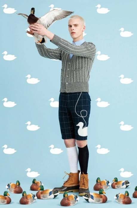 コエ×トム ブラウンのコラボコレクション、アヒルモチーフのジャケットやパンツなどコピー