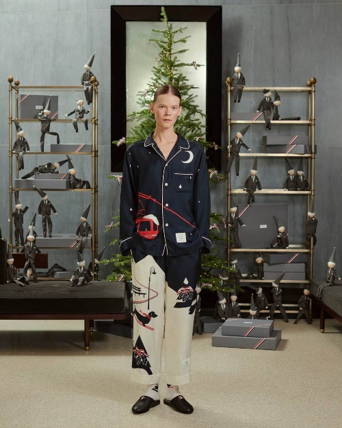 トム ブラウンのクリスマス、犬の“ヘクター”形バッグ&スキーモチーフのニットコピー トム ブラウンのクリスマス、犬の“ヘクター”形バッグ&スキーモチーフのニットコピー