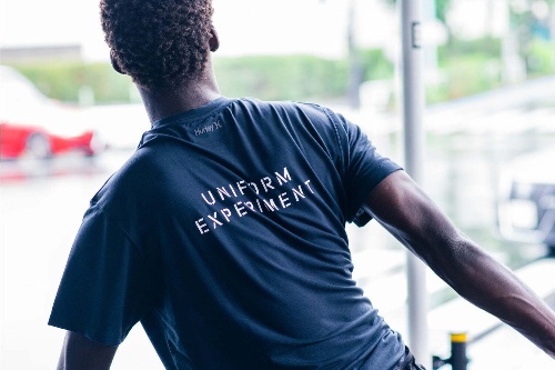ユニフォーム エクスペリメント×ハーレー、ロゴ入り高機能Tシャツ＆水陸両用ショーツ