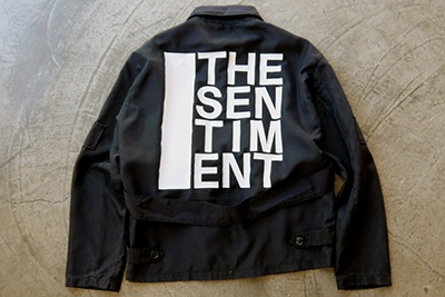 soeの限定ブルゾンがM.I.U.で発売、70年代のパンクカルチャーに着想を得たグラフィックを背中に