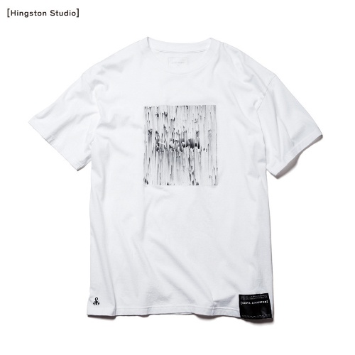 ソフ“ぼんやり浮かび上がるロゴ”やタイポグラフィのTシャツ、英トム・ヒングストンとコラボコピー ソフ“ぼんやり浮かび上がるロゴ”やタイポグラフィのTシャツ、英トム・ヒングストンとコラボコピー