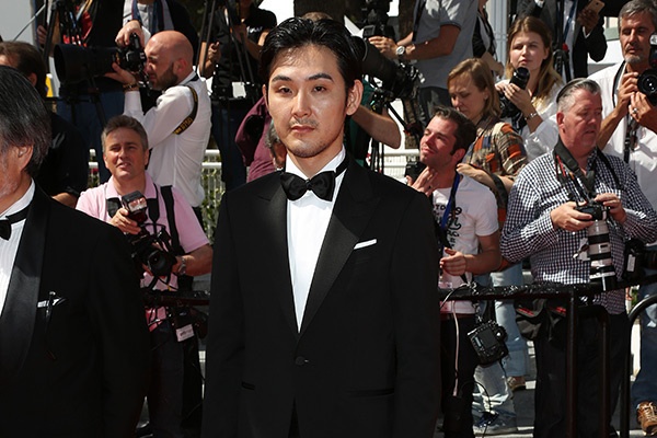 俳優・松田龍平、エルメネジルド ゼニアのタキシード＆スーツで第70回カンヌ国際映画祭へ