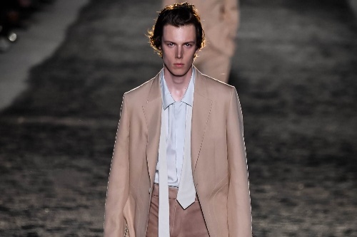 エルメネジルド ゼニア 2020年春夏コレクション、廃墟の中から顔を出すスタイリッシュな洋服