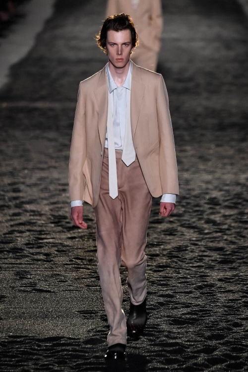 エルメネジルド ゼニア 2020年春夏コレクション、廃墟の中から顔を出すスタイリッシュな洋服コピー エルメネジルド ゼニア 2020年春夏コレクション、廃墟の中から顔を出すスタイリッシュな洋服コピー
