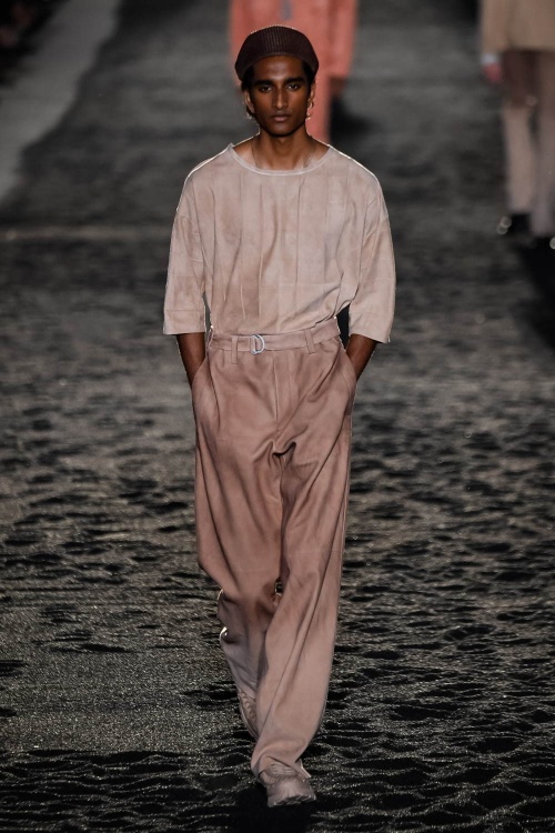 エルメネジルド ゼニア 2020年春夏コレクション、廃墟の中から顔を出すスタイリッシュな洋服コピー エルメネジルド ゼニア 2020年春夏コレクション、廃墟の中から顔を出すスタイリッシュな洋服コピー
