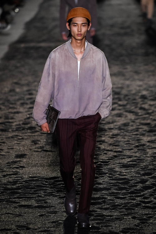 エルメネジルド ゼニア 2020年春夏コレクション、廃墟の中から顔を出すスタイリッシュな洋服コピー エルメネジルド ゼニア 2020年春夏コレクション、廃墟の中から顔を出すスタイリッシュな洋服コピー