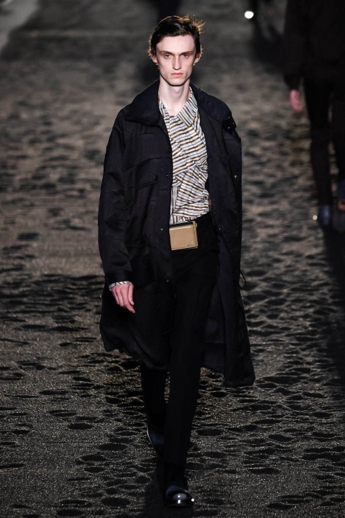 エルメネジルド ゼニア 2020年春夏コレクション、廃墟の中から顔を出すスタイリッシュな洋服コピー エルメネジルド ゼニア 2020年春夏コレクション、廃墟の中から顔を出すスタイリッシュな洋服コピー