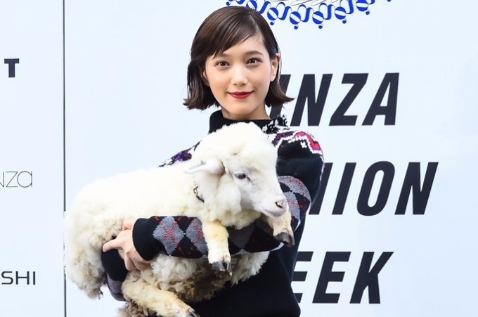 本田翼が仔羊と登場、ギンザ シックスでファッションショー - ポール・スミスやミントデザインズら参加コピー 本田翼が仔羊と登場、ギンザ シックスでファッションショー - ポール・スミスやミントデザインズら参加コピー