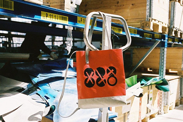 ZUCCa “888”グラフィックの限定トートバッグ、30周年記念に​​​​​​フライターグとコラボ