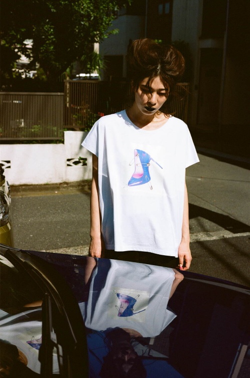 ズッカ×とんだ林蘭“ローズ”柄ワンピース&“エッグ”柄トップス、唇モチーフのバッグもコピー ズッカ×とんだ林蘭“ローズ”柄ワンピース&“エッグ”柄トップス、唇モチーフのバッグもコピー