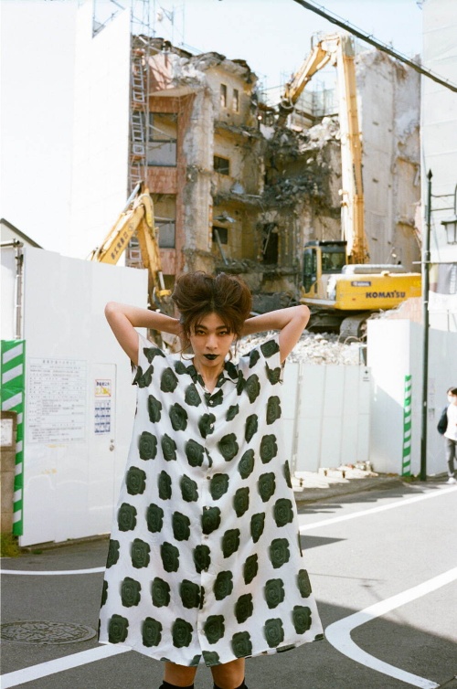 ズッカ×とんだ林蘭“ローズ”柄ワンピース&“エッグ”柄トップス、唇モチーフのバッグもコピー ズッカ×とんだ林蘭“ローズ”柄ワンピース&“エッグ”柄トップス、唇モチーフのバッグもコピー