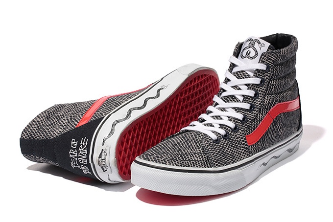 ステューシー×VANS、巳にちなんだコラボスニーカー - SK8Hiにスネークパターンコピー