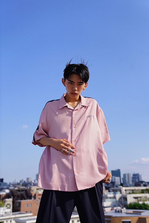 ミハラ ヤスヒロのマイン、開襟シャツやTシャツをステュディオスにて限定発売コピー