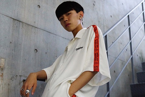 ミハラ ヤスヒロのマイン、開襟シャツやTシャツをステュディオスにて限定発売