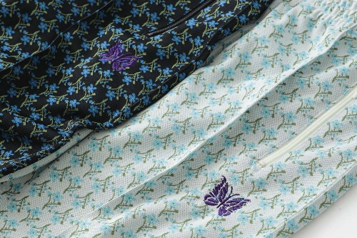 ニードルズのステュディオス限定“花柄”トラックパンツ、ユニセックスで展開