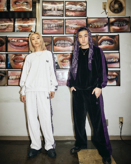 ニードルズ×ステュディオスのトラックパンツ、ベロア素材にパープルの側章&蝶の刺繍コピー ニードルズ×ステュディオスのトラックパンツ、ベロア素材にパープルの側章&蝶の刺繍コピー
