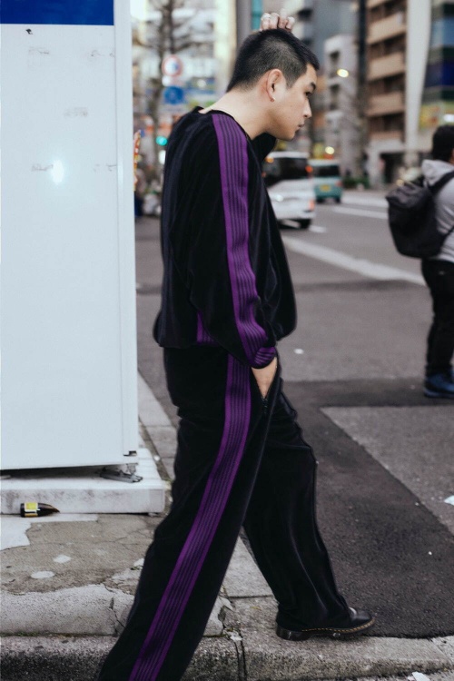 ニードルズ×ステュディオスのトラックパンツ、ベロア素材にパープルの側章&蝶の刺繍コピー ニードルズ×ステュディオスのトラックパンツ、ベロア素材にパープルの側章&蝶の刺繍コピー