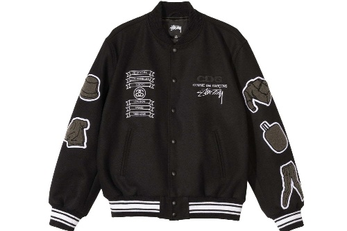 ステューシー＆コム デ ギャルソン限定バーシティジャケット、洋服モチーフのパッチ＆バックにCDGロゴ
