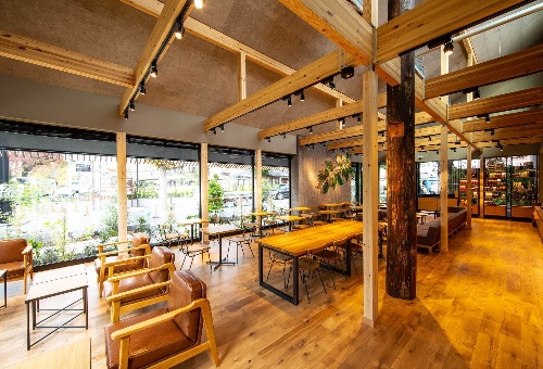 樹齢300年の大木が佇む「スターバックス コーヒー 西東京新町店」オープン、クスノキ着想の木造建築コピー