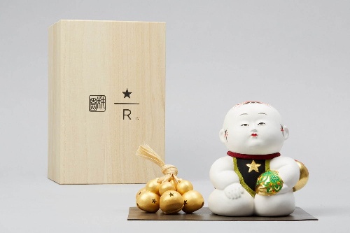 スターバックス×島田耕園人形工房の“縁起物”、星モチーフのエプロンを着けた招き猫＆干支“丑”の土鈴コピー