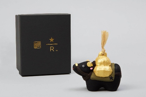 スターバックス×島田耕園人形工房の“縁起物”、星モチーフのエプロンを着けた招き猫＆干支“丑”の土鈴コピー
