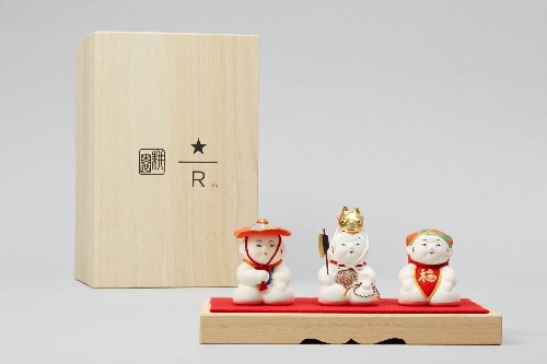 スターバックス×島田耕園人形工房の“縁起物”、星モチーフのエプロンを着けた招き猫＆干支“丑”の土鈴コピー