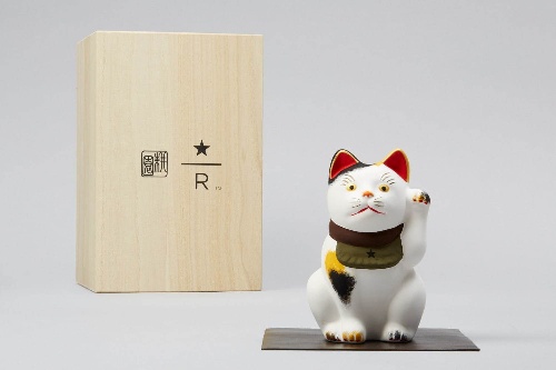 スターバックス×島田耕園人形工房の“縁起物”、星モチーフのエプロンを着けた招き猫＆干支“丑”の土鈴コピー