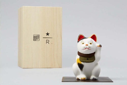 スターバックス×島田耕園人形工房の“縁起物”、星モチーフのエプロンを着けた招き猫＆干支“丑”の土鈴