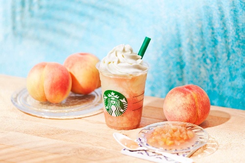 スタバ新作「ピーチ オン ザ ビーチ フラペチーノ」“まるで丸ごとピーチ”ごろごろ果肉＆桃ソースコピー