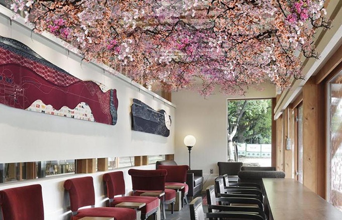 満開の桜の中でコーヒーを！東京・大阪のスターバックス2店舗が春限定の装飾にコピー