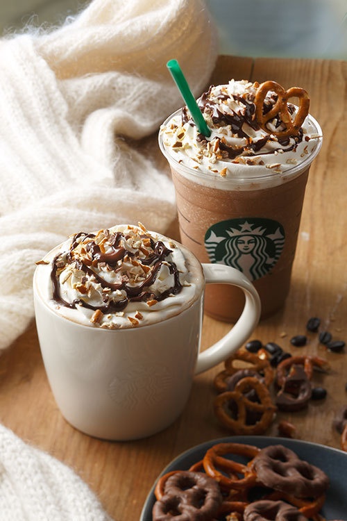 スタバから冬の新作「チョコレート プレッツェル モカ＆フラペチーノ」 - 日本オリジナルメニューコピー