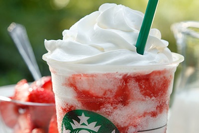 スターバックスから「ストロベリー クリーム フラペチーノ」限定発売 - 苺ソースを増量しリニューアル