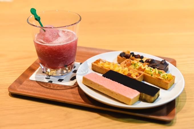 アジア初「スターバックス イブニング」丸の内に - フラペチーノ風アレンジワインもコピー