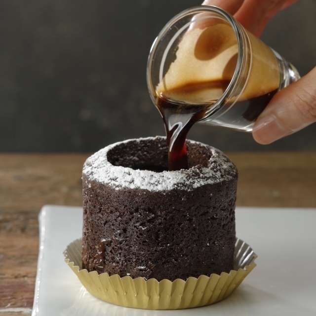 スタバの新作スイーツ「ショット＆チョコレート」エスプレッソを注いで完成するチョコケーキコピー