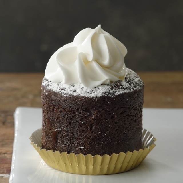 スタバの新作スイーツ「ショット＆チョコレート」エスプレッソを注いで完成するチョコケーキコピー