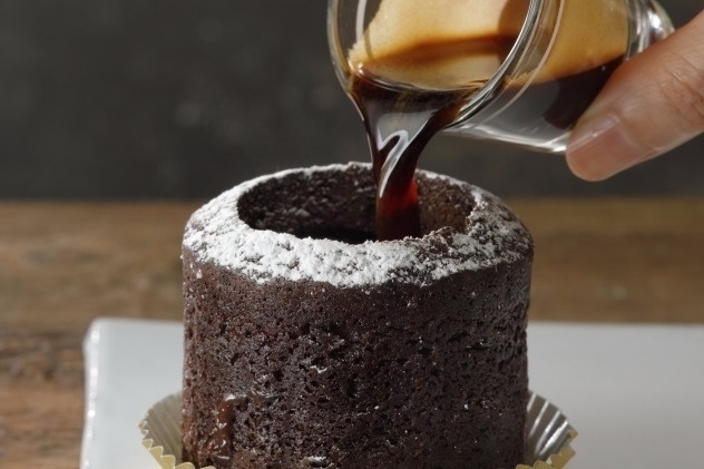 スタバの新作スイーツ「ショット＆チョコレート」エスプレッソを注いで完成するチョコケーキ