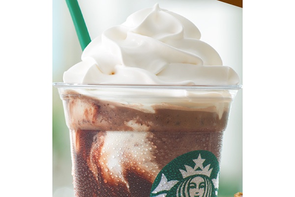 スタバの新作、アーモンド トフィー トリプル チョコレート フラペチーノ