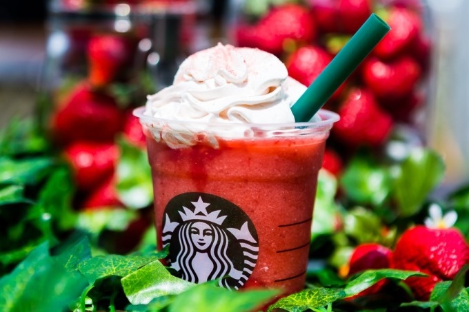 スタバ新作「ストロベリーベリーマッチフラペチーノ」本物以上のイチゴ感＆ビニールハウス店舗も