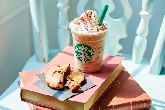 スターバックス「チャンキー クッキー フラペチーノ」復活、チョコクッキーをまるごと一枚